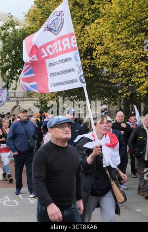 Bristol, Regno Unito. 5 ottobre. I cosiddetti patrioti, con San Giorgio e le bandiere dell'Unione si riuniscono al Cenotafio di Bristol, per protestare contro l'immigrazione. Gli attivisti, molti che si identificano come antifascisti, che credono che migranti e rifugiati debbano essere accolti, hanno organizzato una contro-protesta. Avon e la polizia di Somerset hanno adottato misure per consentire una protesta pacifica, ma intendono tenere tutti al sicuro tenendo separate le due parti. Crediti: JMF News/Alamy Live News Foto Stock