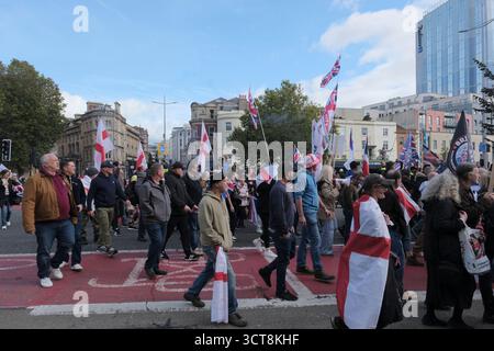 Bristol, Regno Unito. 5 ottobre. I cosiddetti patrioti, con San Giorgio e le bandiere dell'Unione si riuniscono al Cenotafio di Bristol, per protestare contro l'immigrazione. Gli attivisti, molti che si identificano come antifascisti, che credono che migranti e rifugiati debbano essere accolti, hanno organizzato una contro-protesta. Avon e la polizia di Somerset hanno adottato misure per consentire una protesta pacifica, ma intendono tenere tutti al sicuro tenendo separate le due parti. Crediti: JMF News/Alamy Live News Foto Stock