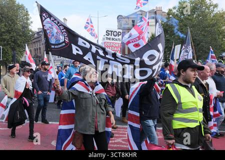 Bristol, Regno Unito. 5 ottobre. I cosiddetti patrioti, con San Giorgio e le bandiere dell'Unione si riuniscono al Cenotafio di Bristol, per protestare contro l'immigrazione. Gli attivisti, molti che si identificano come antifascisti, che credono che migranti e rifugiati debbano essere accolti, hanno organizzato una contro-protesta. Avon e la polizia di Somerset hanno adottato misure per consentire una protesta pacifica, ma intendono tenere tutti al sicuro tenendo separate le due parti. Crediti: JMF News/Alamy Live News Foto Stock