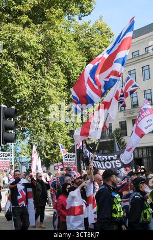 Bristol, Regno Unito. 5 ottobre. I cosiddetti patrioti, con San Giorgio e le bandiere dell'Unione si riuniscono al Cenotafio di Bristol, per protestare contro l'immigrazione. Gli attivisti, molti che si identificano come antifascisti, che credono che migranti e rifugiati debbano essere accolti, hanno organizzato una contro-protesta. Avon e la polizia di Somerset hanno adottato misure per consentire una protesta pacifica, ma intendono tenere tutti al sicuro tenendo separate le due parti. Crediti: JMF News/Alamy Live News Foto Stock