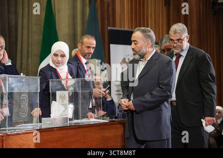 La Siria tiene le prime elezioni parlamentari da quando gli Assad cadono i membri delle commissioni elettorali contano i voti durante le prime elezioni parlamentari siriane dalla caduta del governo di Bashar al-Assads, ad Aleppo, il 5 ottobre 2025. Damasco Siria Copyright: XMohammadxBashirxAldaherx Foto Stock