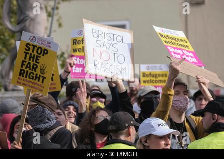 Bristol, Regno Unito. 5 ottobre 2025. I patrioti di destra con le bandiere di San Giorgio e dell'Unione si riuniscono al Cenotafio di Bristol, per protestare contro l'immigrazione. Gli attivisti, molti che si identificano come antifascisti, che credono che migranti e rifugiati debbano essere accolti, hanno organizzato una contro-protesta. Avon e la polizia di Somerset hanno adottato misure per consentire una protesta pacifica, ma intendono tenere tutti al sicuro tenendo separate le due parti. Crediti: JMF News/Alamy Live News Foto Stock