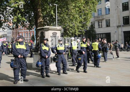 Bristol, Regno Unito. 5 ottobre. I cosiddetti patrioti, con San Giorgio e le bandiere dell'Unione si riuniscono al Cenotafio di Bristol, per protestare contro l'immigrazione. Gli attivisti, molti che si identificano come antifascisti, che credono che migranti e rifugiati debbano essere accolti, hanno organizzato una contro-protesta. Avon e la polizia di Somerset hanno adottato misure per consentire una protesta pacifica, ma intendono tenere tutti al sicuro tenendo separate le due parti. Crediti: JMF News/Alamy Live News Foto Stock