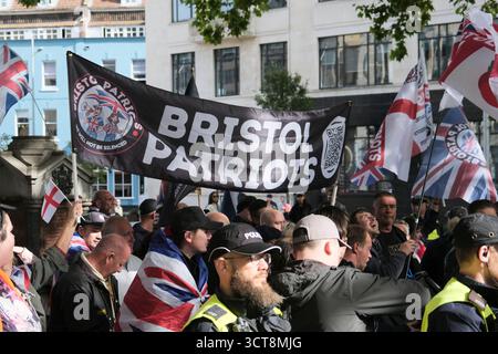 Bristol, Regno Unito. 5 ottobre. I cosiddetti patrioti, con San Giorgio e le bandiere dell'Unione si riuniscono al Cenotafio di Bristol, per protestare contro l'immigrazione. Gli attivisti, molti che si identificano come antifascisti, che credono che migranti e rifugiati debbano essere accolti, hanno organizzato una contro-protesta. Avon e la polizia di Somerset hanno adottato misure per consentire una protesta pacifica, ma intendono tenere tutti al sicuro tenendo separate le due parti. Crediti: JMF News/Alamy Live News Foto Stock
