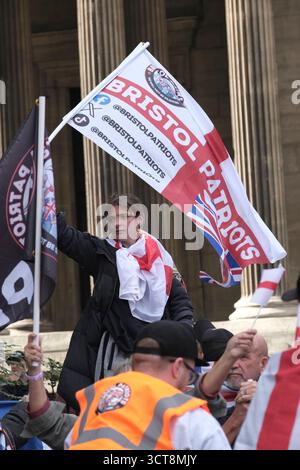 Bristol, Regno Unito. 5 ottobre 2025. I patrioti di destra con le bandiere di San Giorgio e dell'Unione si riuniscono al Cenotafio di Bristol, per protestare contro l'immigrazione. Gli attivisti, molti che si identificano come antifascisti, che credono che migranti e rifugiati debbano essere accolti, hanno organizzato una contro-protesta. Avon e la polizia di Somerset hanno adottato misure per consentire una protesta pacifica, ma intendono tenere tutti al sicuro tenendo separate le due parti. Crediti: JMF News/Alamy Live News Foto Stock