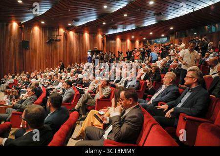La Siria tiene le prime elezioni parlamentari da quando gli Assad cadono i membri delle commissioni elettorali contano i voti durante le prime elezioni parlamentari siriane dalla caduta del governo di Bashar al-Assads, ad Aleppo, il 5 ottobre 2025. Damasco Siria Copyright: XMohammadxBashirxAldaherx Foto Stock