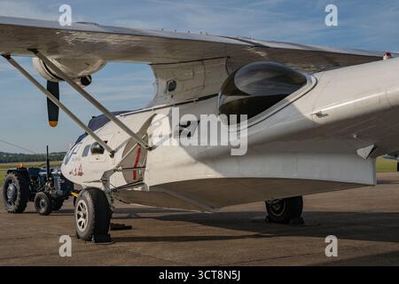 Velivoli bianchi parcheggiati sull'asfalto all'aeroporto di Duxford Foto Stock