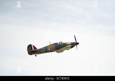 Velivoli da caccia Hawker Hurricane in volo con roundel RAF e marcature in tempo di guerra Foto Stock