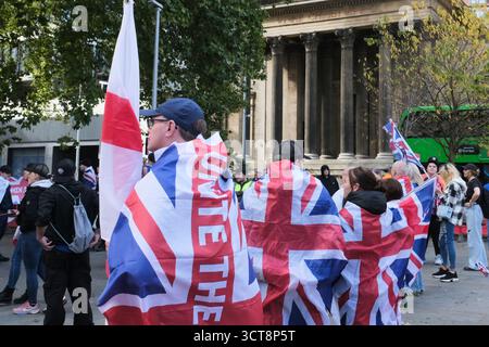 Bristol, Regno Unito. 5 ottobre. I cosiddetti patrioti, con San Giorgio e le bandiere dell'Unione si riuniscono al Cenotafio di Bristol, per protestare contro l'immigrazione. Gli attivisti, molti che si identificano come antifascisti, che credono che migranti e rifugiati debbano essere accolti, hanno organizzato una contro-protesta. Avon e la polizia di Somerset hanno adottato misure per consentire una protesta pacifica, ma intendono tenere tutti al sicuro tenendo separate le due parti. Crediti: JMF News/Alamy Live News Foto Stock