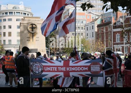 Bristol, Regno Unito. 5 ottobre. I cosiddetti patrioti, con San Giorgio e le bandiere dell'Unione si riuniscono al Cenotafio di Bristol, per protestare contro l'immigrazione. Gli attivisti, molti che si identificano come antifascisti, che credono che migranti e rifugiati debbano essere accolti, hanno organizzato una contro-protesta. Avon e la polizia di Somerset hanno adottato misure per consentire una protesta pacifica, ma intendono tenere tutti al sicuro tenendo separate le due parti. Crediti: JMF News/Alamy Live News Foto Stock
