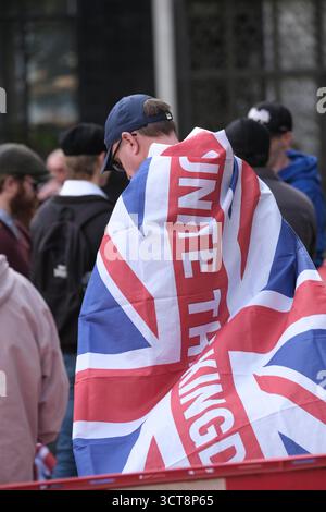 Bristol, Regno Unito. 5 ottobre 2025. I patrioti di destra con le bandiere di San Giorgio e dell'Unione si riuniscono al Cenotafio di Bristol, per protestare contro l'immigrazione. Gli attivisti, molti che si identificano come antifascisti, che credono che migranti e rifugiati debbano essere accolti, hanno organizzato una contro-protesta. Avon e la polizia di Somerset hanno adottato misure per consentire una protesta pacifica, ma intendono tenere tutti al sicuro tenendo separate le due parti. Crediti: JMF News/Alamy Live News Foto Stock