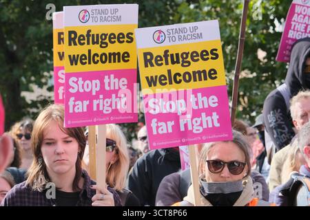 Bristol, Regno Unito. 5 ottobre. I cosiddetti patrioti, con San Giorgio e le bandiere dell'Unione si riuniscono al Cenotafio di Bristol, per protestare contro l'immigrazione. Gli attivisti, molti che si identificano come antifascisti, che credono che migranti e rifugiati debbano essere accolti, hanno organizzato una contro-protesta. Avon e la polizia di Somerset hanno adottato misure per consentire una protesta pacifica, ma intendono tenere tutti al sicuro tenendo separate le due parti. Crediti: JMF News/Alamy Live News Foto Stock