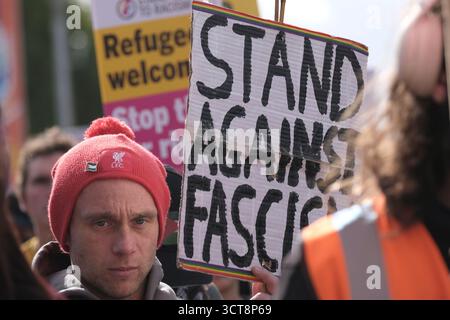 Bristol, Regno Unito. 5 ottobre 2025. I patrioti di destra con le bandiere di San Giorgio e dell'Unione si riuniscono al Cenotafio di Bristol, per protestare contro l'immigrazione. Gli attivisti, molti che si identificano come antifascisti, che credono che migranti e rifugiati debbano essere accolti, hanno organizzato una contro-protesta. Avon e la polizia di Somerset hanno adottato misure per consentire una protesta pacifica, ma intendono tenere tutti al sicuro tenendo separate le due parti. Crediti: JMF News/Alamy Live News Foto Stock
