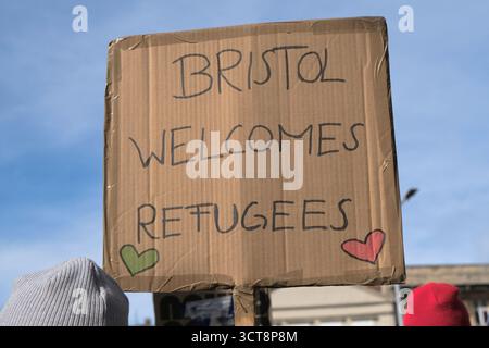 Bristol, Regno Unito. 5 ottobre. I cosiddetti patrioti, con San Giorgio e le bandiere dell'Unione si riuniscono al Cenotafio di Bristol, per protestare contro l'immigrazione. Gli attivisti, molti che si identificano come antifascisti, che credono che migranti e rifugiati debbano essere accolti, hanno organizzato una contro-protesta. Avon e la polizia di Somerset hanno adottato misure per consentire una protesta pacifica, ma intendono tenere tutti al sicuro tenendo separate le due parti. Crediti: JMF News/Alamy Live News Foto Stock