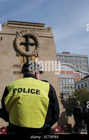 Bristol, Regno Unito. 5 ottobre. I cosiddetti patrioti, con San Giorgio e le bandiere dell'Unione si riuniscono al Cenotafio di Bristol, per protestare contro l'immigrazione. Gli attivisti, molti che si identificano come antifascisti, che credono che migranti e rifugiati debbano essere accolti, hanno organizzato una contro-protesta. Avon e la polizia di Somerset hanno adottato misure per consentire una protesta pacifica, ma intendono tenere tutti al sicuro tenendo separate le due parti. Crediti: JMF News/Alamy Live News Foto Stock