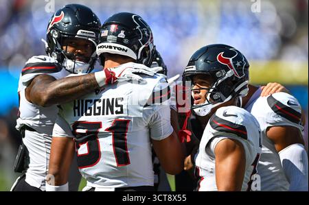 Baltimora, Stati Uniti. 5 ottobre 2025. Il wide receiver degli Houston Texans Jayden Higgins (81) si accosta con i compagni di squadra durante il riscaldamento prima di affrontare i Baltimore Ravens all'M&T Bank Stadium di Baltimora, Maryland, domenica 5 ottobre 2025. Foto di David Tulis/UPI credito: UPI/Alamy Live News Foto Stock