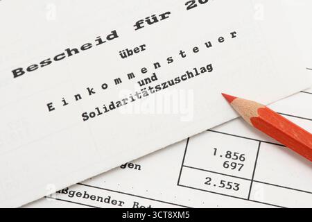 Einkommensteuer Einkommensteuererklärung und Einkommensteuerbescheid *** dichiarazione dei redditi e avviso di accertamento dell'imposta sul reddito Foto Stock