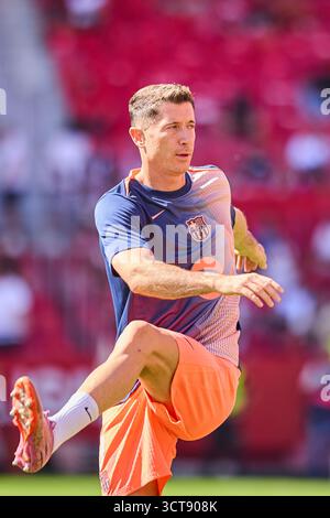 Siviglia, Spagna. 5 ottobre 2025. SIVIGLIA, SPAGNA - 5 OTTOBRE: Robert Lewandowski dell'FC Barcelona si scalda prima della partita LaLiga EA Sports tra Sevilla FC e FC Barcelona allo stadio Ramon Sanchez Pizjuan il 5 ottobre 2025 a Siviglia, Spagna. (Foto di Gabriel Colchero/Photo Players Images/Magara Press) crediti: Magara Press SL/Alamy Live News Foto Stock