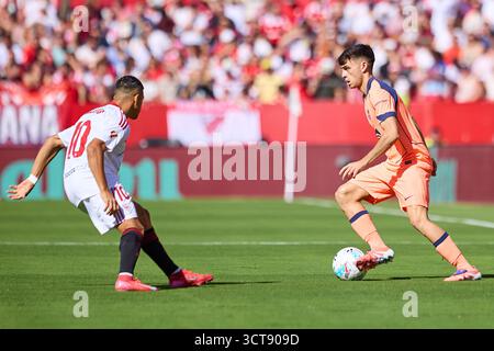 Siviglia, Spagna. 5 ottobre 2025. SIVIGLIA, SPAGNA - 5 OTTOBRE: Pedri del Barcellona compete per il pallone con Alexis Sanchez del Siviglia FC durante la partita LaLiga EA Sports tra Siviglia FC e FC Barcelona allo stadio Ramon Sanchez Pizjuan il 5 ottobre 2025 a Siviglia, Spagna. (Foto di Gabriel Colchero/Photo Players Images/Magara Press) crediti: Magara Press SL/Alamy Live News Foto Stock