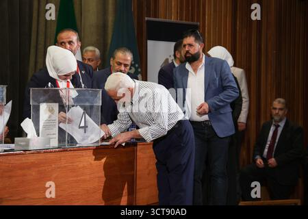 La Siria tiene le prime elezioni parlamentari da quando gli Assad cadono i membri delle commissioni elettorali contano i voti durante le prime elezioni parlamentari siriane dalla caduta del governo di Bashar al-Assads, ad Aleppo, il 5 ottobre 2025. Damasco Siria Copyright: XMohammadxBashirxAldaherx Foto Stock