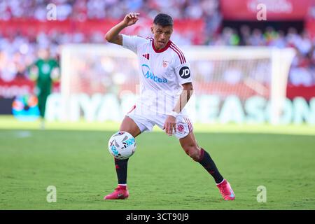 Siviglia, Spagna. 5 ottobre 2025. SIVIGLIA, SPAGNA - 5 OTTOBRE: Alexis Sanchez del Sevilla FC corre con la palla durante la partita LaLiga EA Sports tra Sevilla FC e FC Barcelona allo stadio Ramon Sanchez Pizjuan il 5 ottobre 2025 a Siviglia, Spagna. (Foto di Gabriel Colchero/Photo Players Images/Magara Press) crediti: Magara Press SL/Alamy Live News Foto Stock