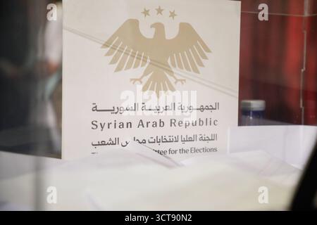 La Siria tiene le prime elezioni parlamentari da quando gli Assad cadono i membri delle commissioni elettorali contano i voti durante le prime elezioni parlamentari siriane dalla caduta del governo di Bashar al-Assads, ad Aleppo, il 5 ottobre 2025. Damasco Siria Copyright: XMohammadxBashirxAldaherx Foto Stock
