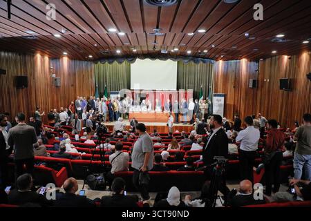 La Siria tiene le prime elezioni parlamentari da quando gli Assad cadono i membri delle commissioni elettorali contano i voti durante le prime elezioni parlamentari siriane dalla caduta del governo di Bashar al-Assads, ad Aleppo, il 5 ottobre 2025. Damasco Siria Copyright: XMohammadxBashirxAldaherx Foto Stock