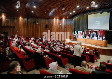 La Siria tiene le prime elezioni parlamentari da quando gli Assad cadono i membri delle commissioni elettorali contano i voti durante le prime elezioni parlamentari siriane dalla caduta del governo di Bashar al-Assads, ad Aleppo, il 5 ottobre 2025. Damasco Siria Copyright: XMohammadxBashirxAldaherx Foto Stock