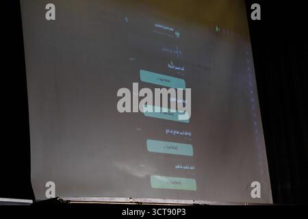 La Siria tiene le prime elezioni parlamentari da quando gli Assad cadono i membri delle commissioni elettorali contano i voti durante le prime elezioni parlamentari siriane dalla caduta del governo di Bashar al-Assads, ad Aleppo, il 5 ottobre 2025. Damasco Siria Copyright: XMohammadxBashirxAldaherx Foto Stock