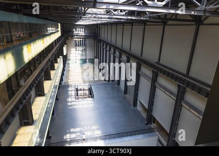 Interno della Tate Modern turbine Hall con architettura industriale Foto Stock