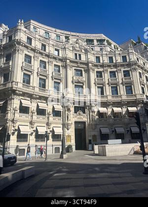 Galeria Canalejas a Madrid, Spagna, sotto un cielo luminoso e soleggiato, popolare centro commerciale di lusso nel cuore della città. Foto Stock