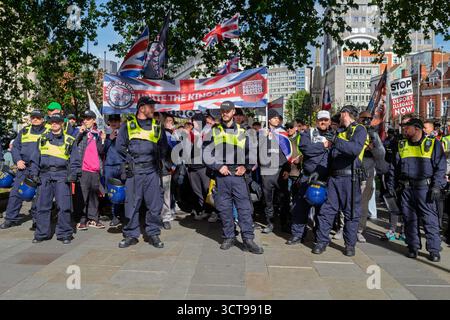 Bristol, Regno Unito. 5 ottobre 2025. La polizia viene raffigurata mentre separa gli attivisti anti-razzismo e i manifestanti anti anti-immigrazione nel centro di Bristol. La protesta contro l'immigrazione "basta basta” è stata organizzata da un gruppo chiamato "Bristol Patriots”. Alla polizia di Bristol sono stati conferiti ulteriori poteri per fermare e disperdere le persone al fine di evitare che si verifichino problemi tra il gruppo di estrema destra e i manifestanti anti anti-razzisti. Crediti: Lynchpics/Alamy Live News Foto Stock