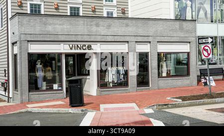 WESTPORT, Connecticut, Stati Uniti - 25 APRILE 2025: Negozio Vince davanti a Main Street con il sole del giorno primaverile Foto Stock