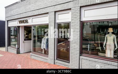 WESTPORT, Connecticut, Stati Uniti - 25 APRILE 2025: Negozio Vince davanti a Main Street con il sole del giorno primaverile Foto Stock