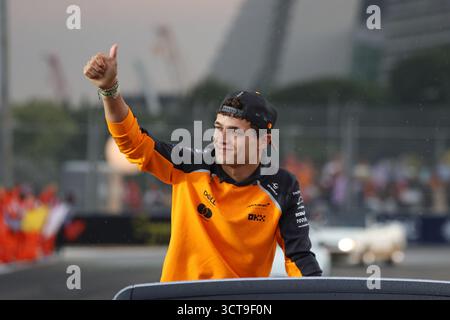 Singapore, Singapore, Singapore. 5 ottobre 2025. Il pilota del team McLaren F1 #4 LANDO NORRIS (GBR) ha partecipato alla parata dei piloti al Gran Premio di Formula 1 di Singapore 2025, round 18 del Campionato del mondo FIA di Formula 1 2025 al Marina Bay Street Circuit, Singapore, il 4 ottobre 2025. (Immagine di credito: © Wan Mikhail Roslan/ZUMA Press Wire) SOLO PER USO EDITORIALE! Non per USO commerciale! Crediti: ZUMA Press, Inc./Alamy Live News Foto Stock
