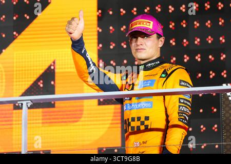 Singapore, Singapore, Singapore. 5 ottobre 2025. Il pilota del team McLaren F1 #4 LANDO NORRIS (GBR) sul podio dopo essere arrivato terzo al Gran Premio di Formula 1 2025 di Singapore, round 18 del Campionato del mondo di Formula 1 2025 FIA al Marina Bay Street Circuit, Singapore, il 5 ottobre 2025. (Immagine di credito: © Wan Mikhail Roslan/ZUMA Press Wire) SOLO PER USO EDITORIALE! Non per USO commerciale! Crediti: ZUMA Press, Inc./Alamy Live News Foto Stock