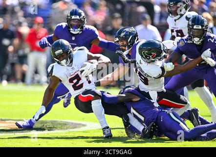 Baltimora, Stati Uniti. 5 ottobre 2025. Il running back degli Houston Texans Nick Chubb (21) viene fermato dai Baltimore Ravens] dopo un primo down durante il primo quarto all'M&T Bank Stadium di Baltimora, Maryland, domenica 5 ottobre 2025. Foto di David Tulis/UPI credito: UPI/Alamy Live News Foto Stock
