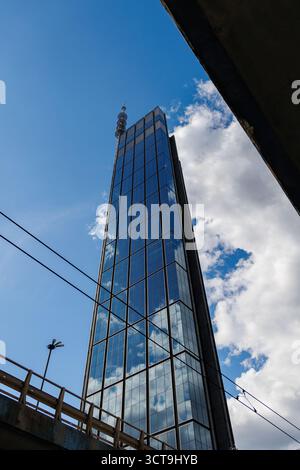 Varsavia, Polonia - 22 agosto 2025: Edificio della Torre Varso nella città di Varsavia Foto Stock