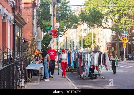 Brooklyn, New York City - 4 ottobre 2025: Scena di strada dalla trendy Williamsburg Brooklyn con gente e negozi. Foto Stock