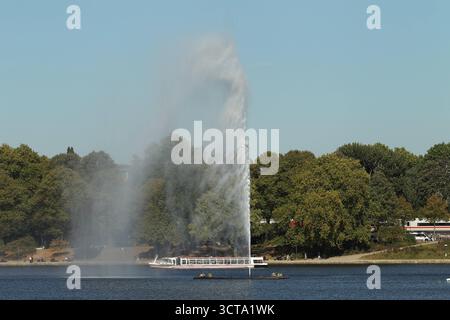 DATA RECORD NON INDICATA Die Alsterfontäne auf der Binnenalster. Altstadt Hamburg *** la fontana dell'Alster nella città vecchia interna di Amburgo Foto Stock