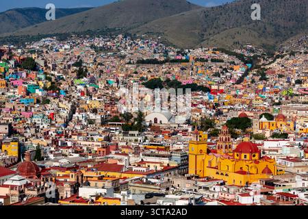Un grandangolo alto mostra la colorata città di Guanajuato, in Messico, con una montagna sullo sfondo. Foto Stock