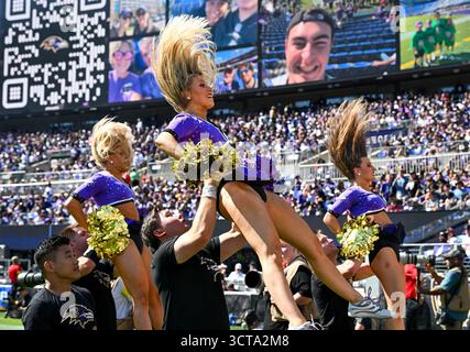Baltimora, Stati Uniti. 5 ottobre 2025. Le cheerleader dei Baltimore Ravens si esibiscono contro gli Houston Texans durante il secondo quarto all'M&T Bank Stadium di Baltimora, Maryland, domenica 5 ottobre 2025. Foto di David Tulis/UPI credito: UPI/Alamy Live News Foto Stock