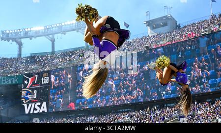 Baltimora, Stati Uniti. 5 ottobre 2025. Le cheerleader dei Baltimore Ravens si esibiscono contro gli Houston Texans durante il secondo quarto all'M&T Bank Stadium di Baltimora, Maryland, domenica 5 ottobre 2025. Foto di David Tulis/UPI credito: UPI/Alamy Live News Foto Stock
