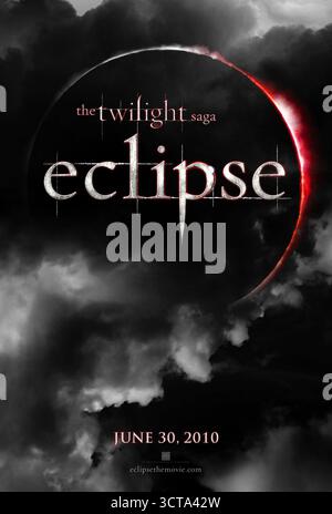The Twilight Saga: Eclipse (2010) diretto da David Slade e interpretato da Kristen Stewart, Robert Pattinson e Taylor Lautner. Bella deve scegliere tra il suo amore per Edward e la sua amicizia con Jacob come un vampiro vendicativo guida un esercito di neonati per minacciare le loro vite a Seattle e Forks. SOLO PER USO EDITORIALE del poster teaser STATUNITENSE. Credito: BFA / Summit Entertainment Foto Stock