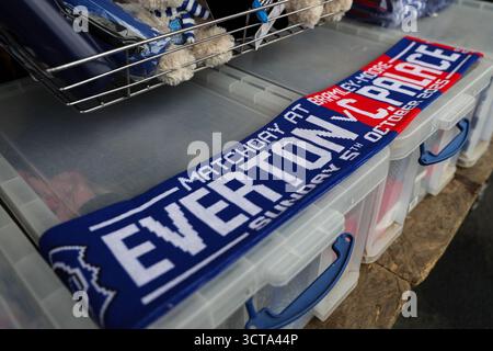 Liverpool, Regno Unito. 5 ottobre 2025. Merchandising del giorno della partita in vendita in vista della partita di Premier League tra Everton e Crystal Palace all'Hill Dickinson Stadium, Liverpool. Il credito per immagini dovrebbe essere: Gareth Evans/Sportimage Credit: Sportimage Ltd/Alamy Live News Foto Stock
