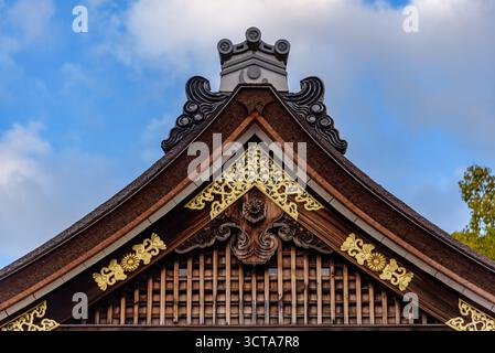 Dettagli architettonici sul Santuario Shintoista di Jonangu del periodo Heian nel sud di Kyoto nella regione del Kansai in Giappone il 17 febbraio 2024 Foto Stock