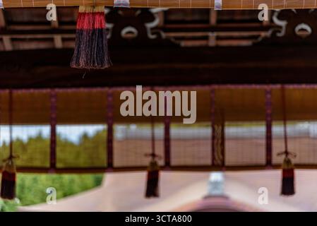 Dettaglio architettonico nel Santuario scintoista di Jonangu del periodo Heian nel sud di Kyoto nella regione del Kansai in Giappone il 17 febbraio 2024 Foto Stock