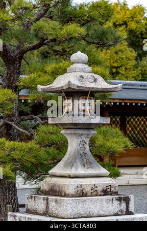 Dettaglio architettonico nel Santuario scintoista di Jonangu del periodo Heian nel sud di Kyoto nella regione del Kansai in Giappone il 17 febbraio 2024 Foto Stock