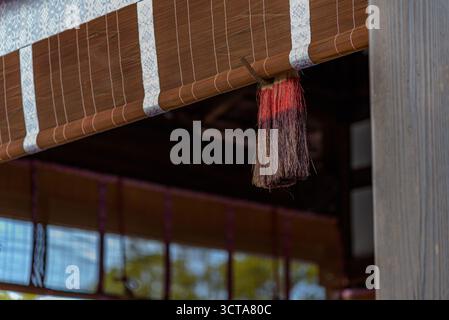 Dettaglio architettonico nel Santuario scintoista di Jonangu del periodo Heian nel sud di Kyoto nella regione del Kansai in Giappone il 17 febbraio 2024 Foto Stock