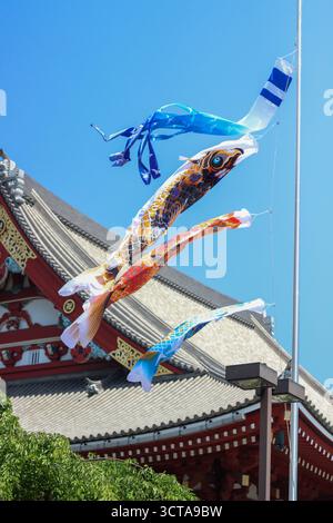 Coloratissimi aquiloni che volano sopra il Santuario di Asakusa a Tokyo Foto Stock